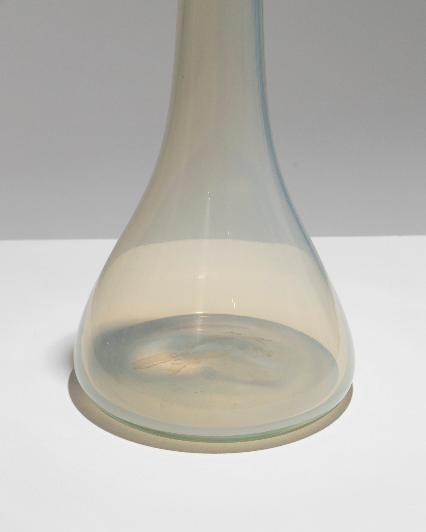 VASE EN VERRE HAUT À LONG COL, 1950s