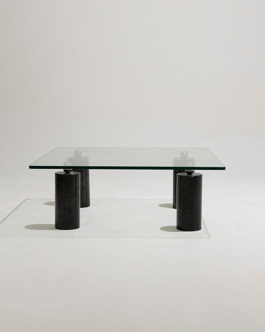 TABLE BASSE EN VERRE ET MARBRE NOIR, 1970s