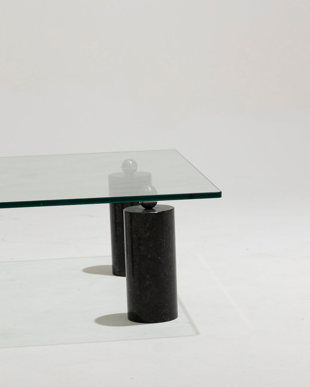 TABLE BASSE EN VERRE ET MARBRE NOIR, 1970s