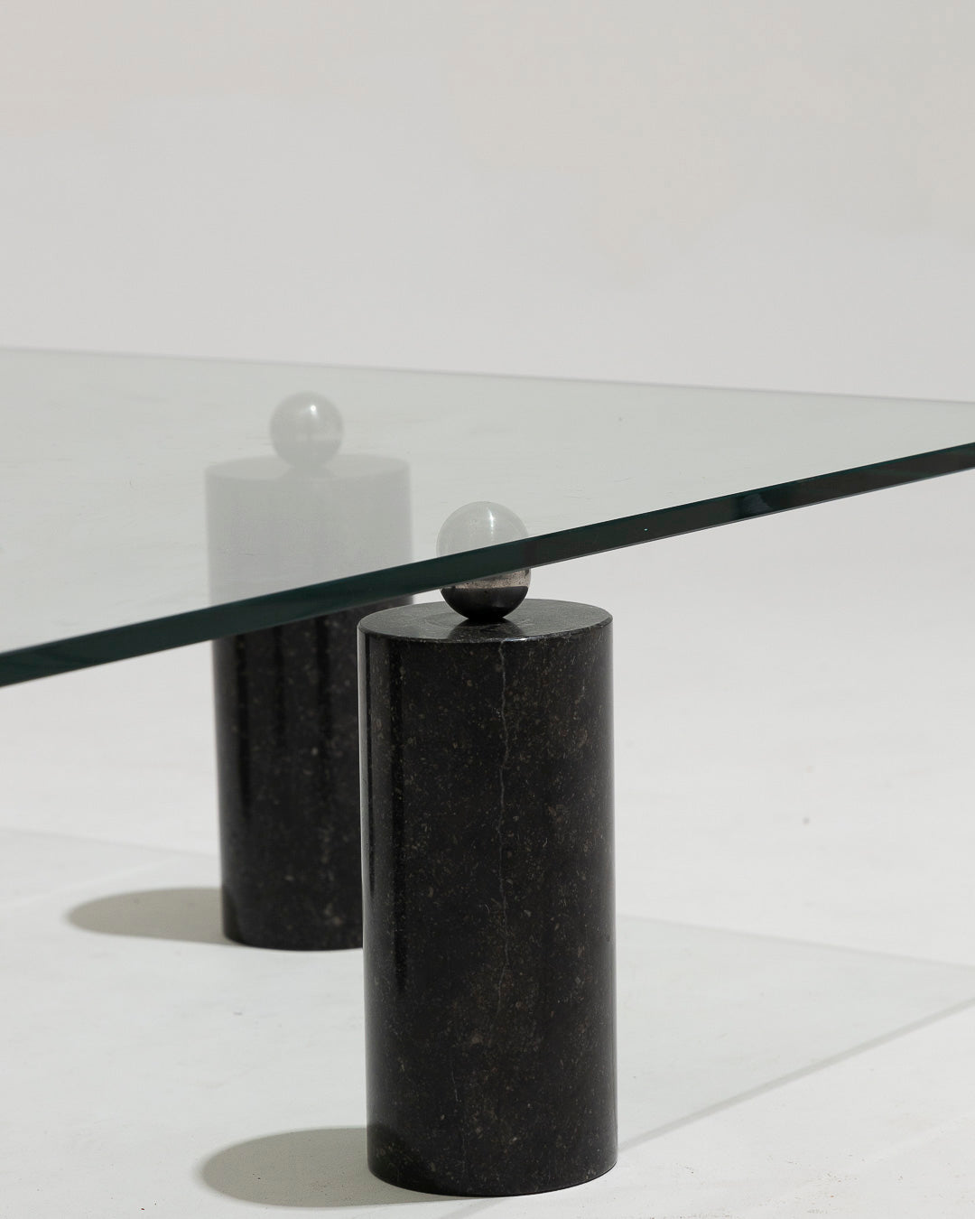 TABLE BASSE EN VERRE ET MARBRE NOIR, 1970s