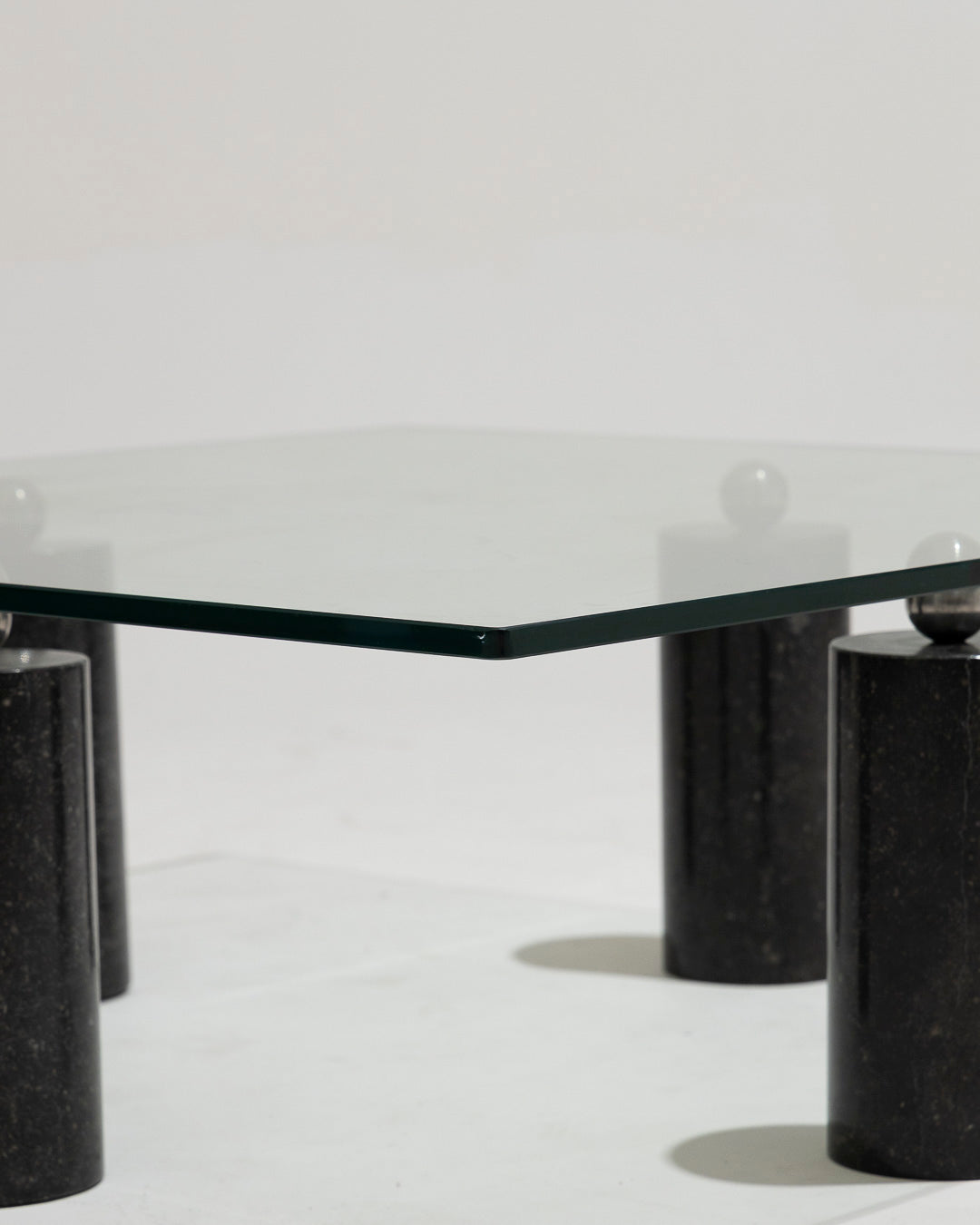 TABLE BASSE EN VERRE ET MARBRE NOIR, 1970s