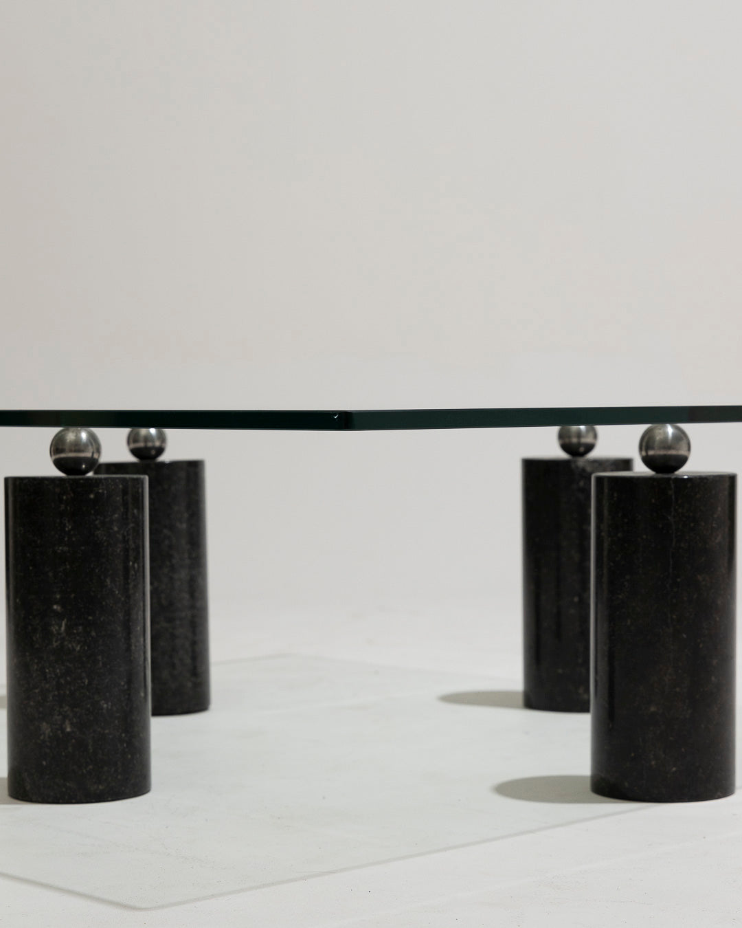 TABLE BASSE EN VERRE ET MARBRE NOIR, 1970s