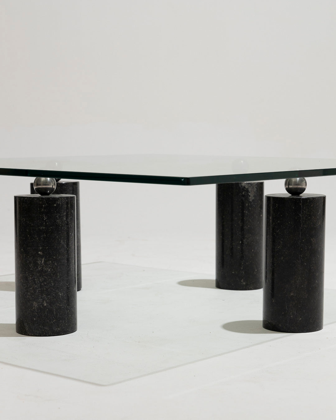 TABLE BASSE EN VERRE ET MARBRE NOIR, 1970s