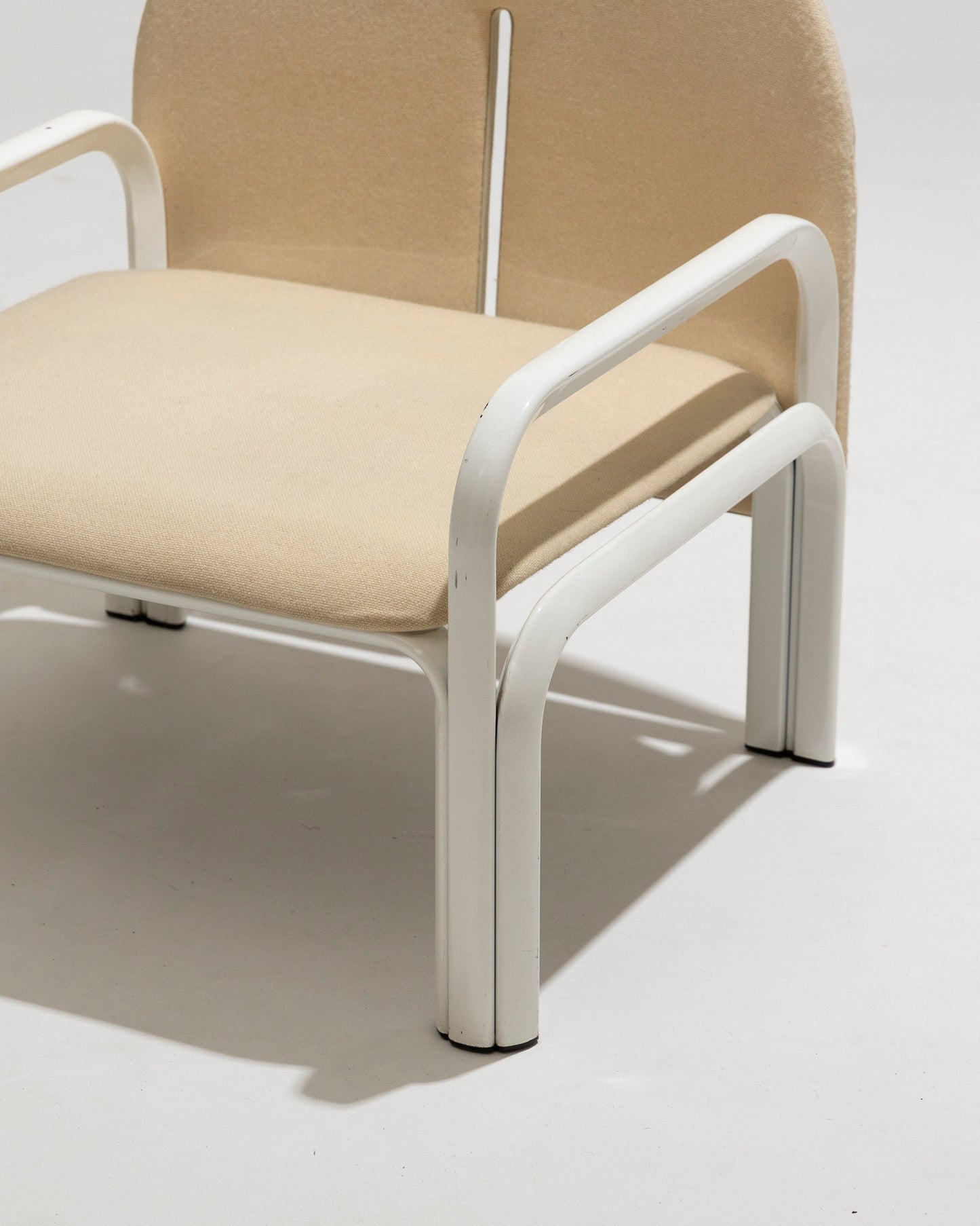 “54L” ARMCHAIR IN WHITE METAL AND FABRIC, GAE AULENTI, 1970s