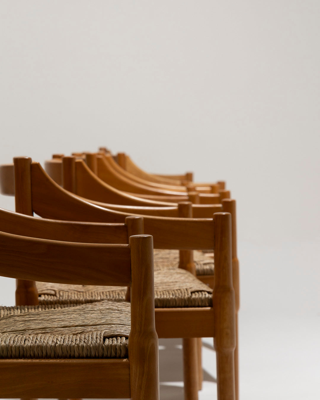 WITHOUT PRICE / SET OF 6 STRAW AND WOOD CHAIRS, VICO MAGISTRETTI, CASSINA, 1960s 