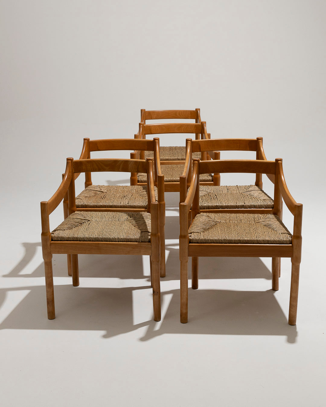 WITHOUT PRICE / SET OF 6 STRAW AND WOOD CHAIRS, VICO MAGISTRETTI, CASSINA, 1960s 