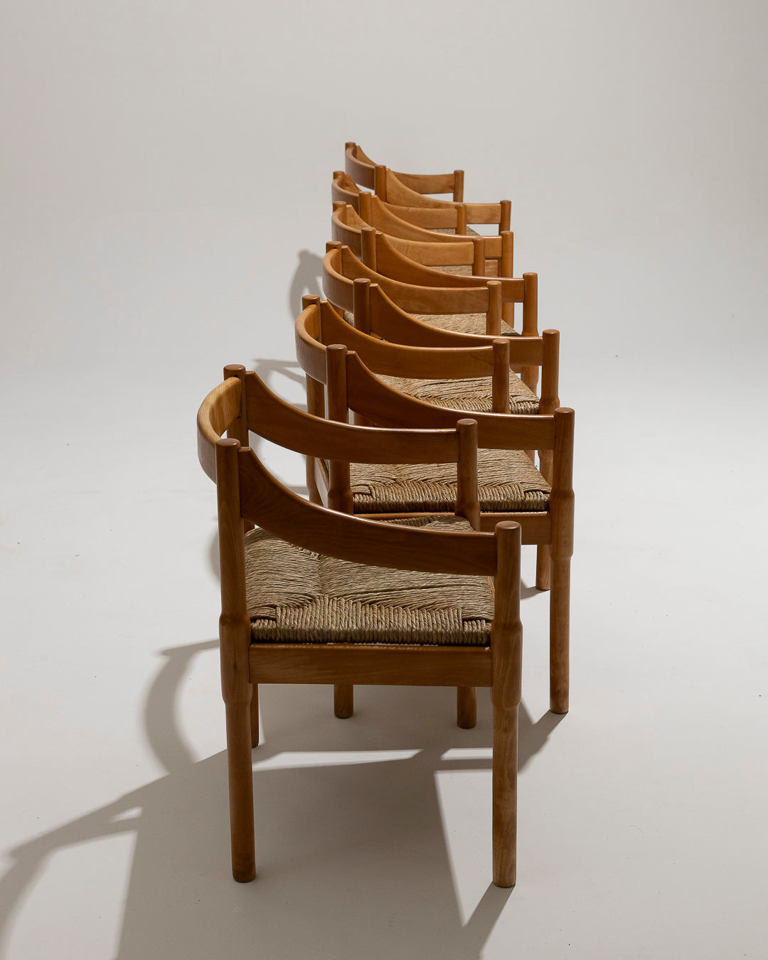 WITHOUT PRICE / SET OF 6 STRAW AND WOOD CHAIRS, VICO MAGISTRETTI, CASSINA, 1960s 