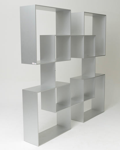 BÜCHERREGAL AUS PLATZIERTEM ALUMINIUM, 1970er Jahre 