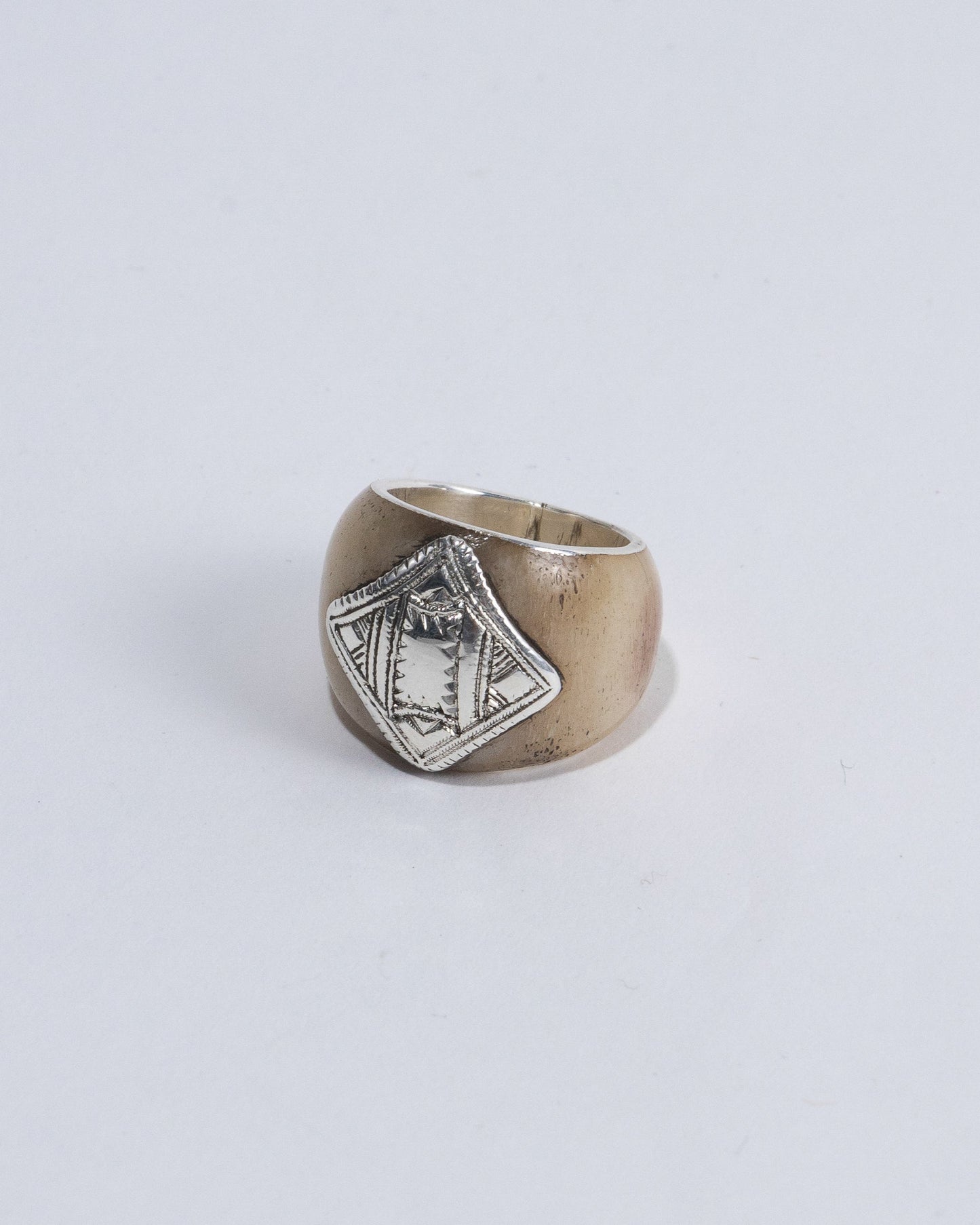 BAGUE ORNÉE ARGENT 925 ET OS