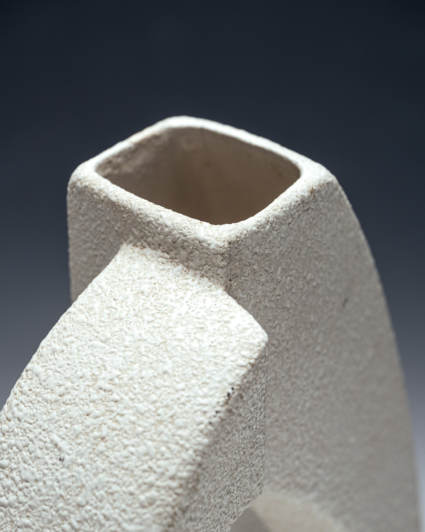 VASE EN FAÏENCE MOULÉE, ROBERTO RIGON, 1960s