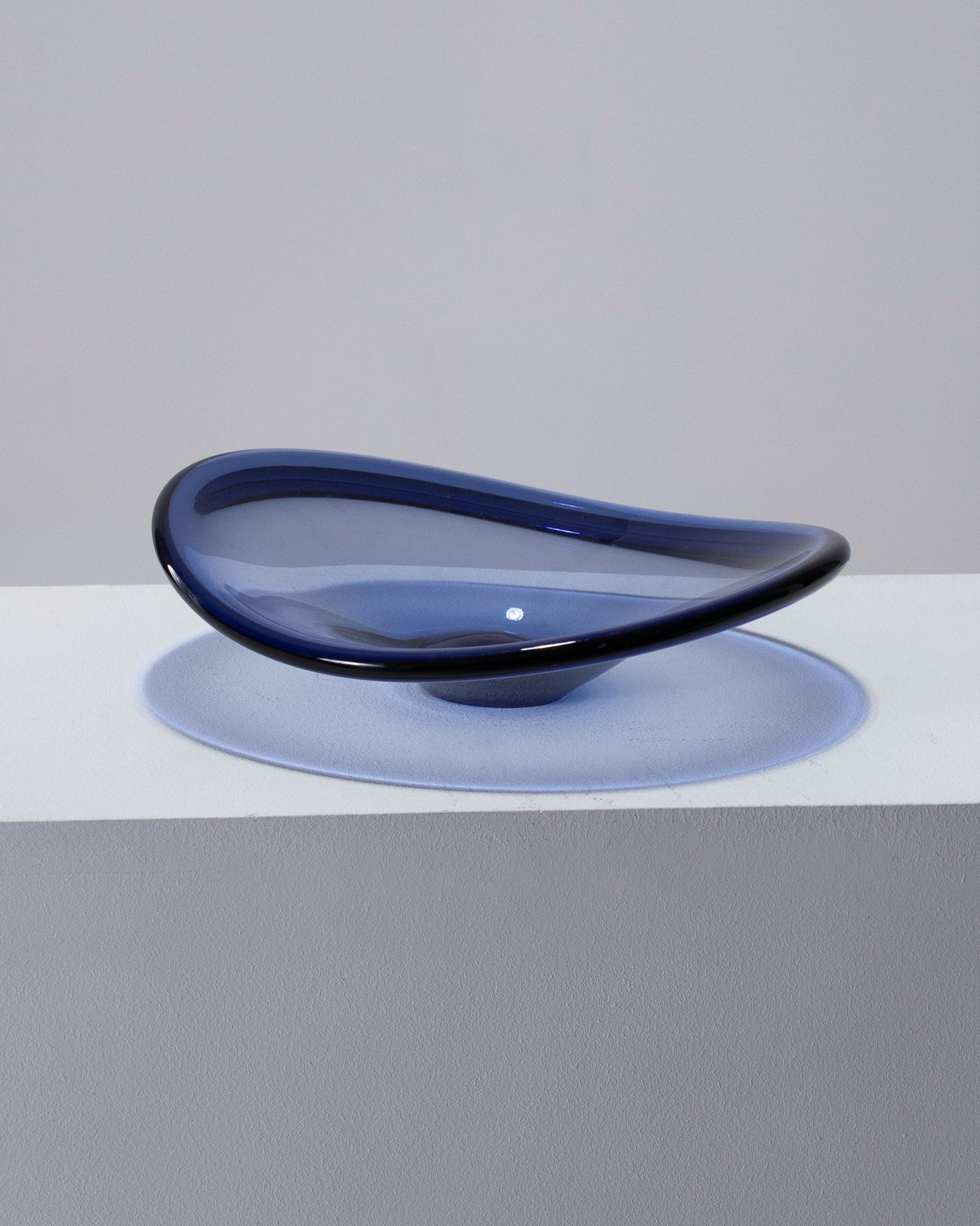 LARGE COUPE EN VERRE ÉPAIS BLEU, 1950s Galerie Paradis — free download