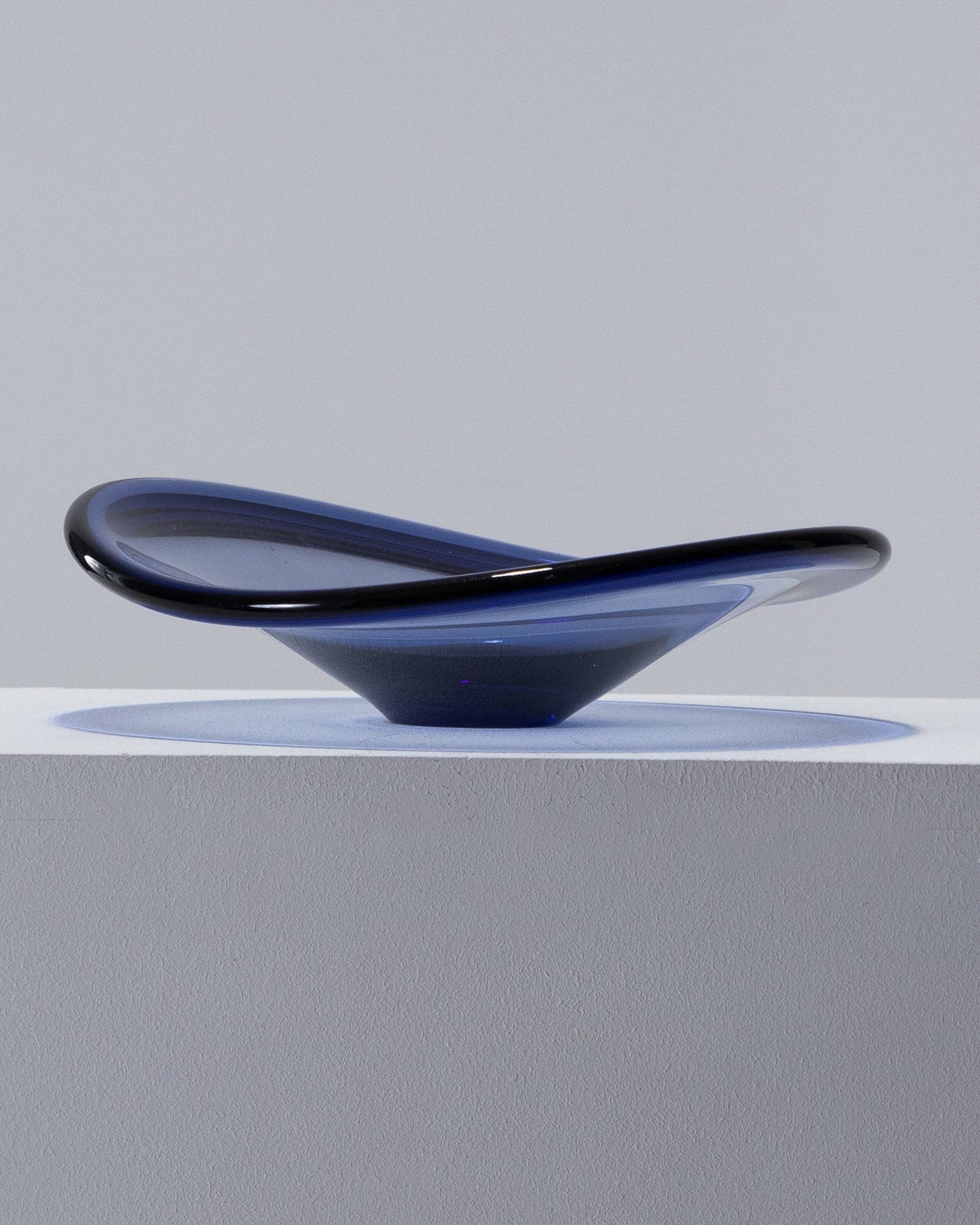 LARGE COUPE EN VERRE ÉPAIS BLEU, 1950s Galerie Paradis — free download