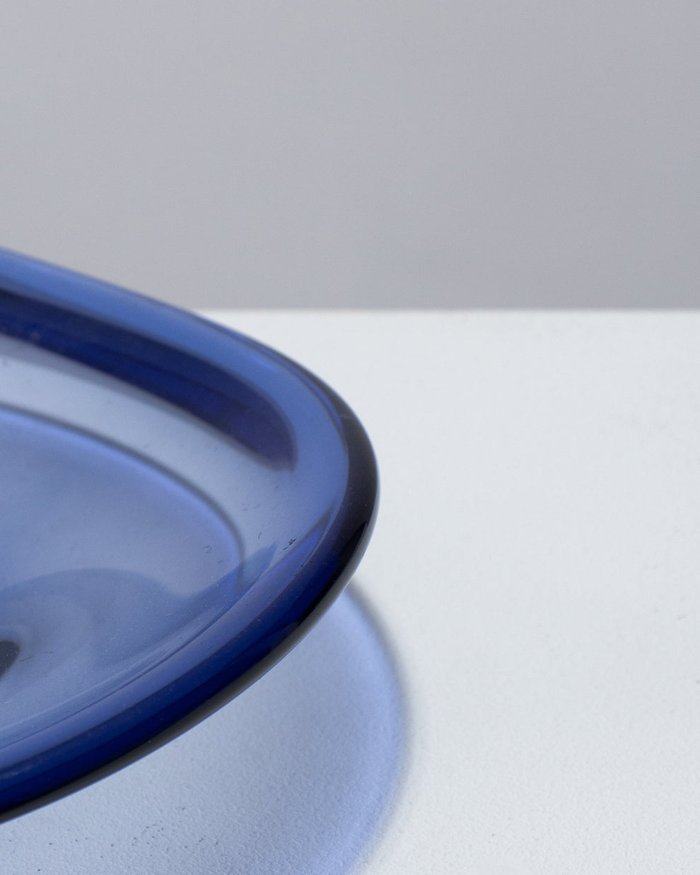 LARGE COUPE EN VERRE ÉPAIS BLEU, 1950s Galerie Paradis — free download