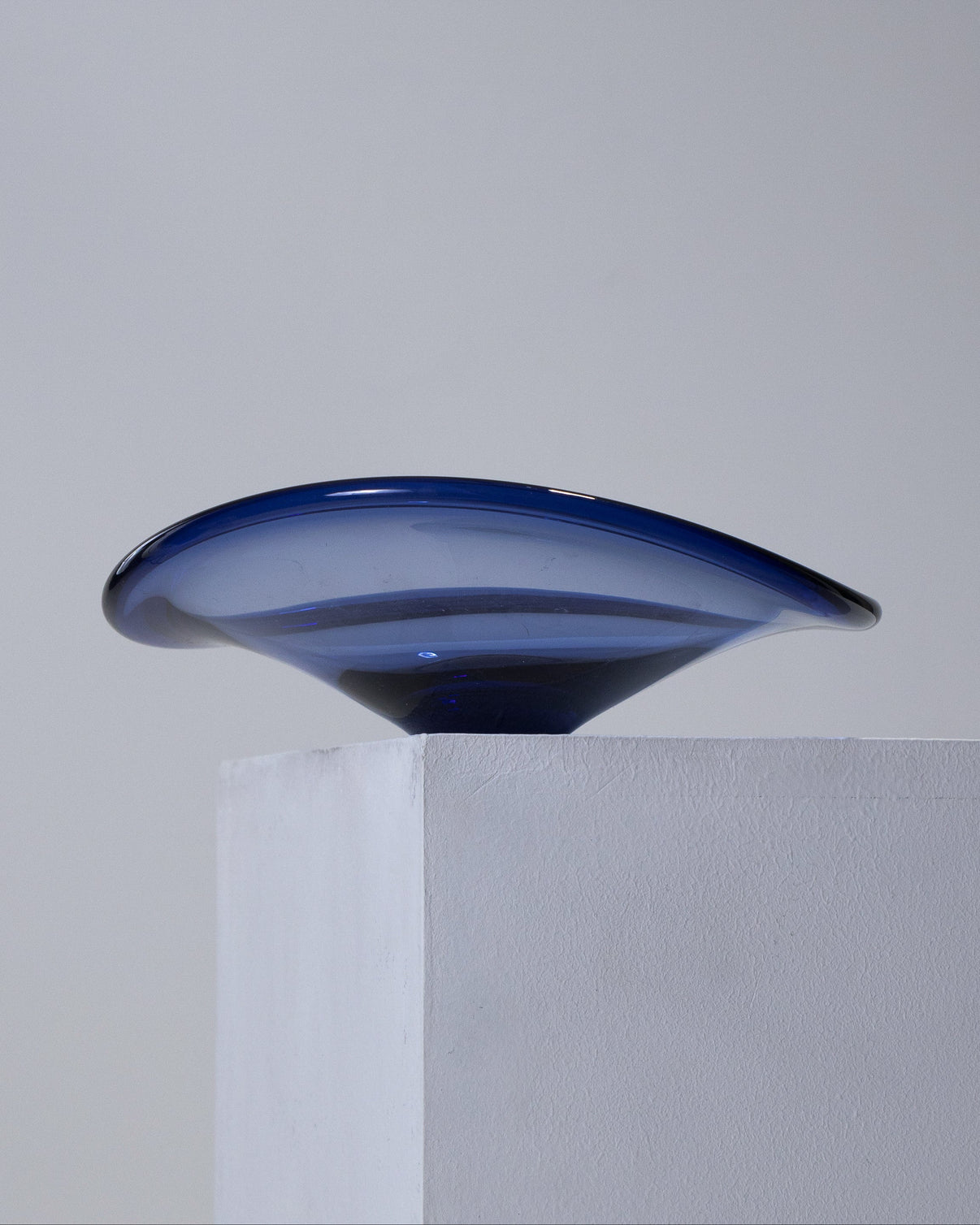 LARGE COUPE EN VERRE ÉPAIS BLEU, 1950s Galerie Paradis — free download