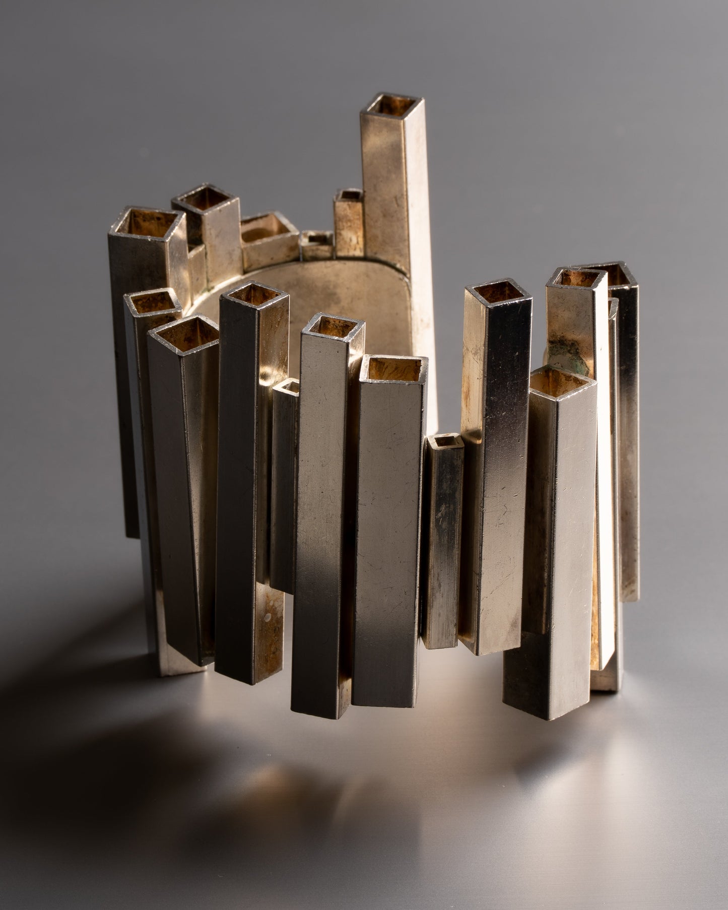 BRACELET MANCHETTE EN MÉTAL ARGENTÉ, 1980s