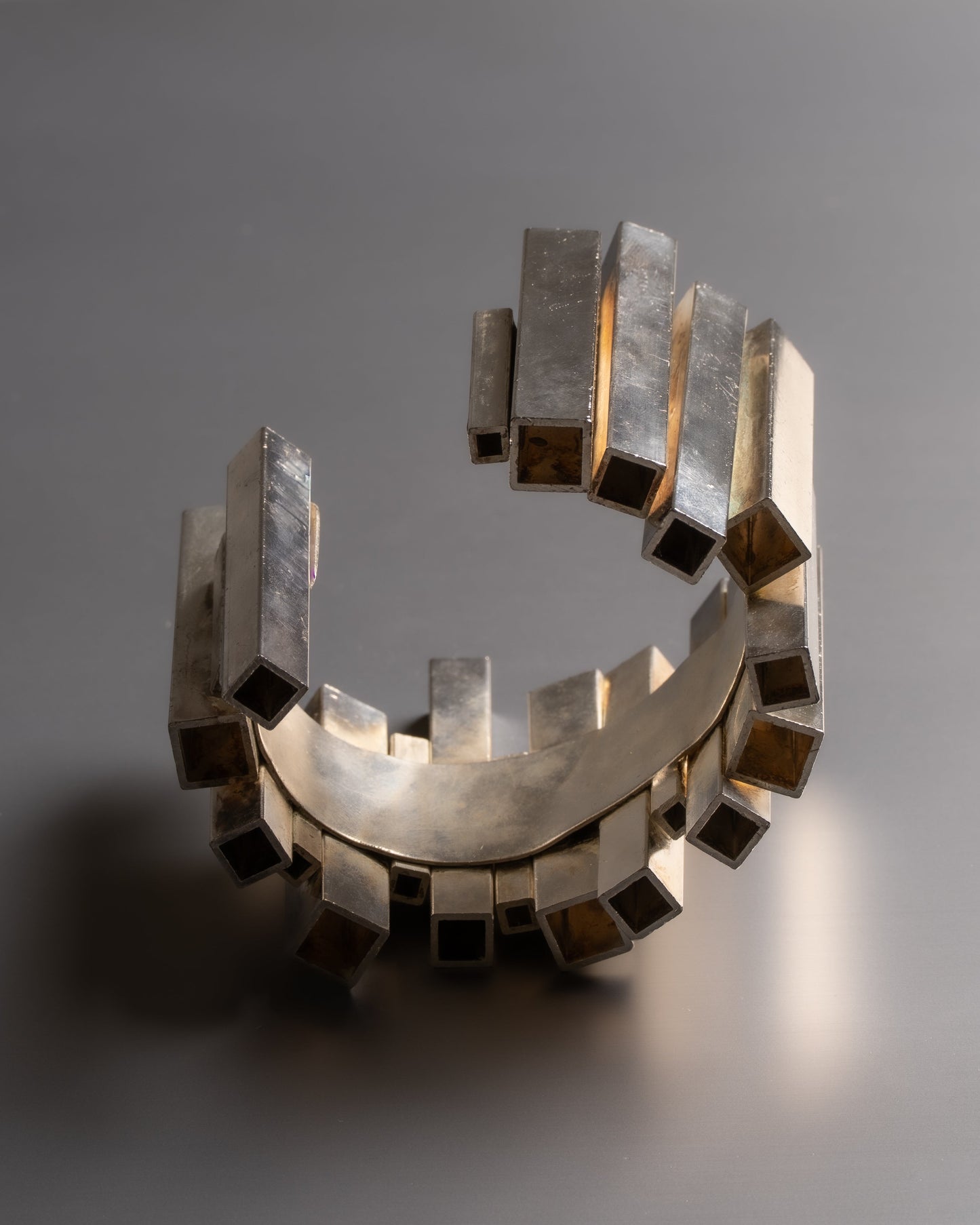 BRACELET MANCHETTE EN MÉTAL ARGENTÉ, 1980s
