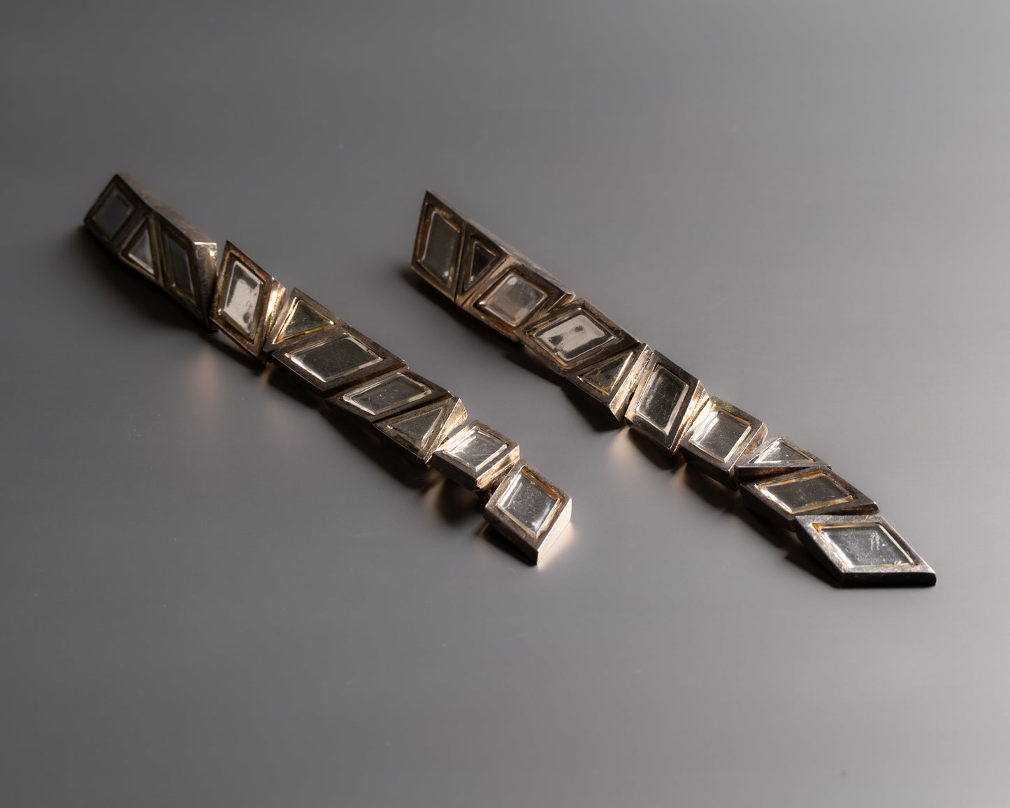 PAIRE DE BOUCLE D'OREILLES EN MÉTAL ARGENTÉ ET CRISTAL, 1950s