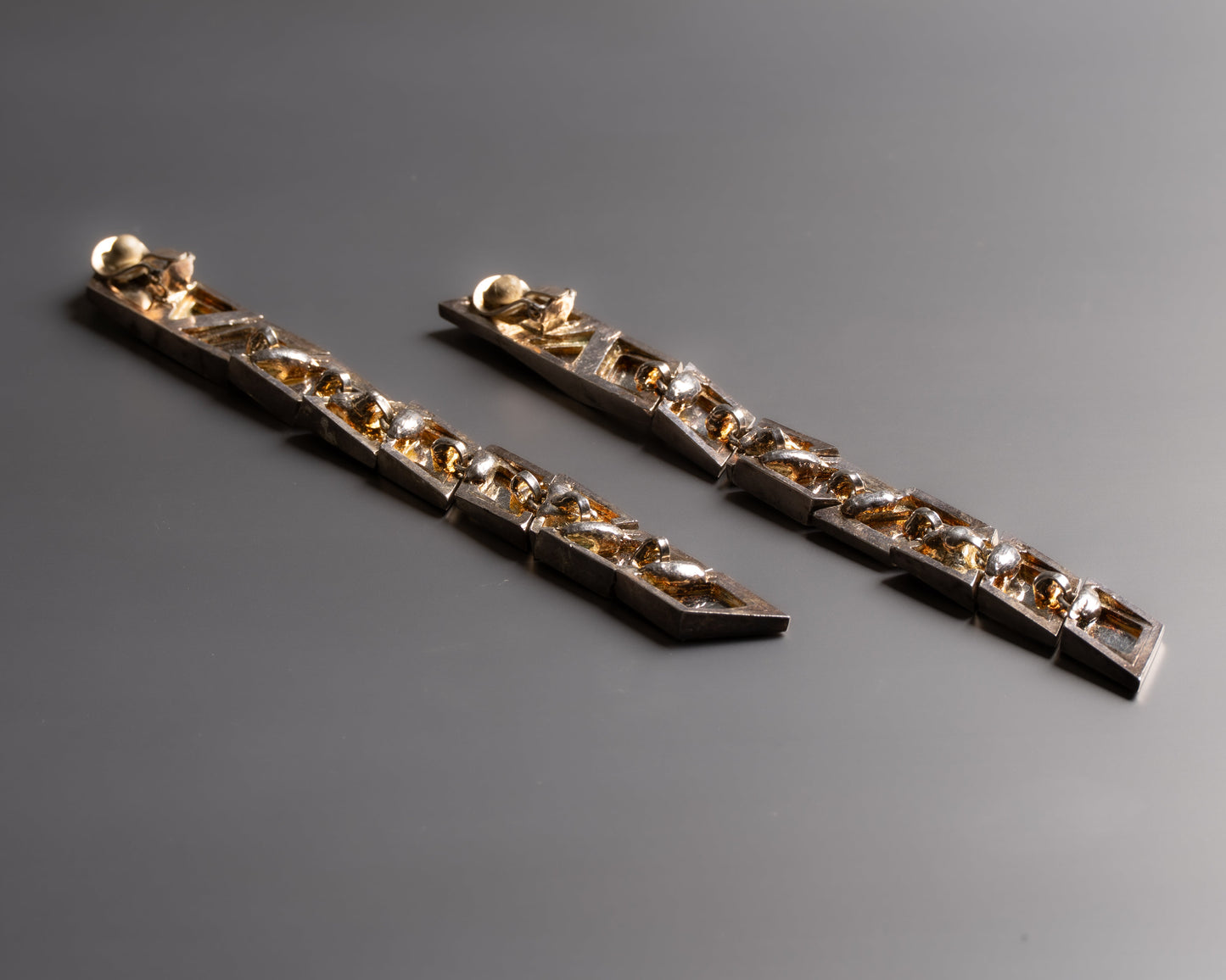 PAIRE DE BOUCLE D'OREILLES EN MÉTAL ARGENTÉ ET CRISTAL, 1950s