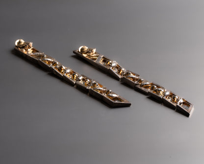 PAIRE DE BOUCLE D'OREILLES EN MÉTAL ARGENTÉ ET CRISTAL, 1950s