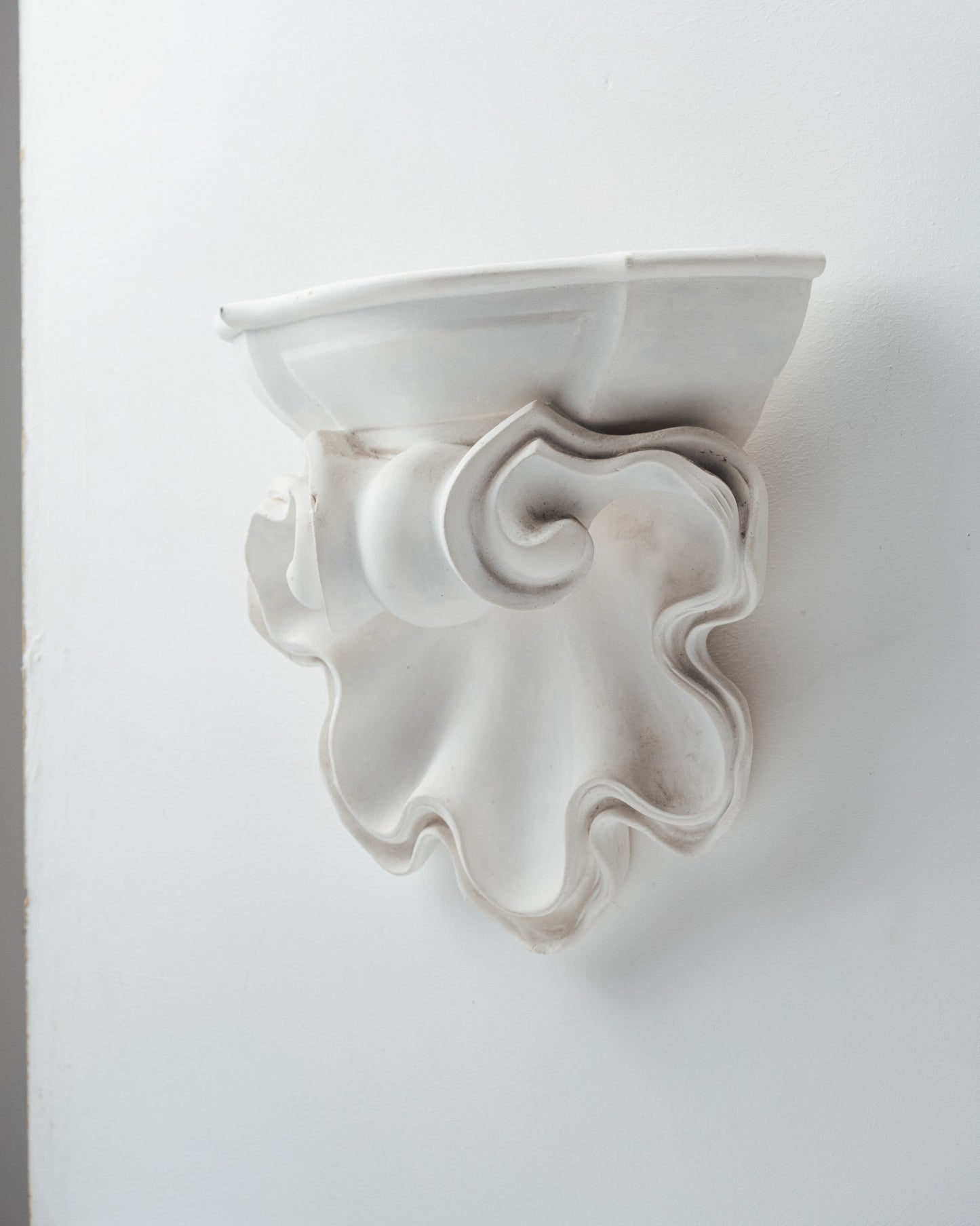 PAIRE D'APPLIQUES COQUILLAGE EN PLÂTRE, 1940s