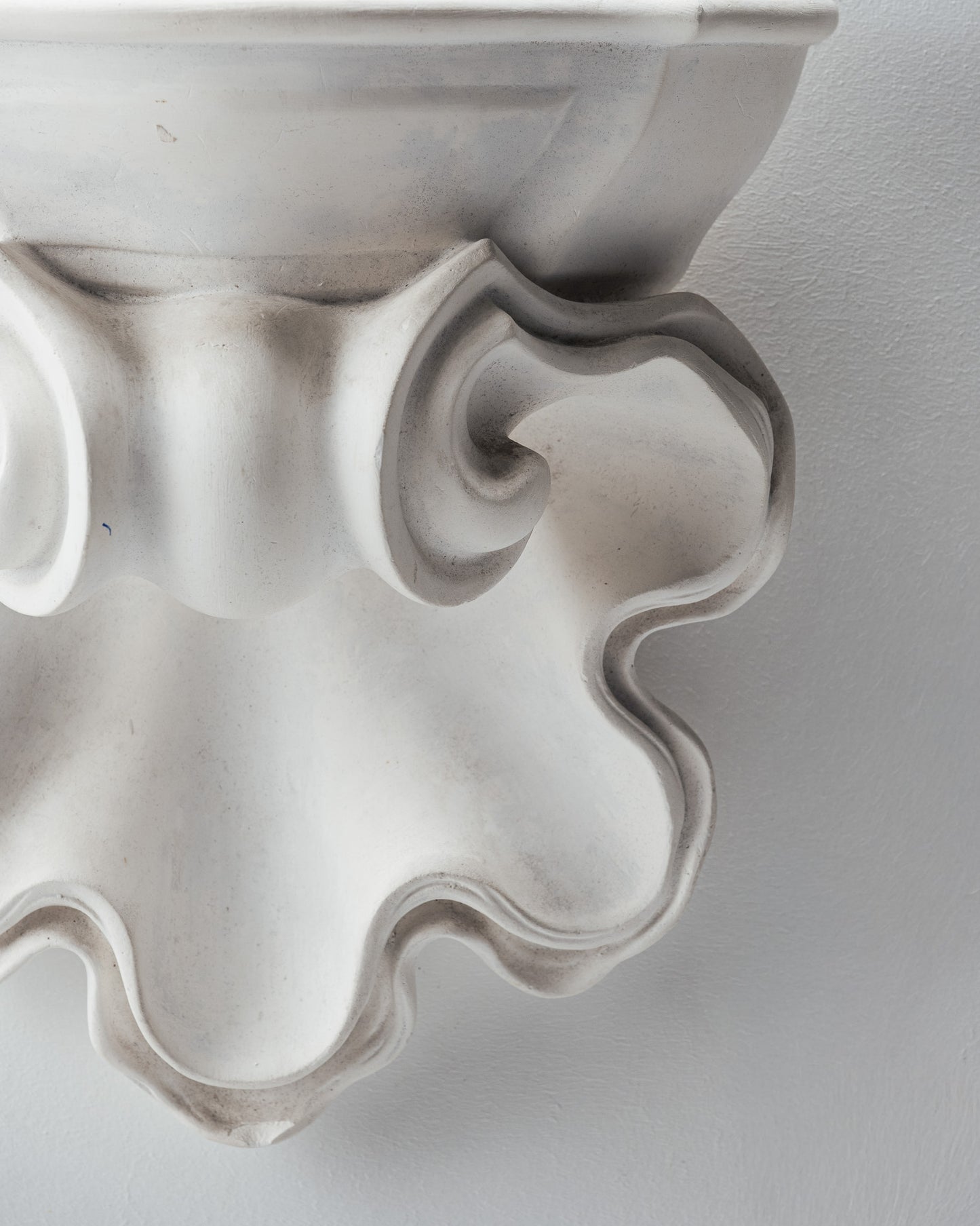 PAIRE D'APPLIQUES COQUILLAGE EN PLÂTRE, 1940s