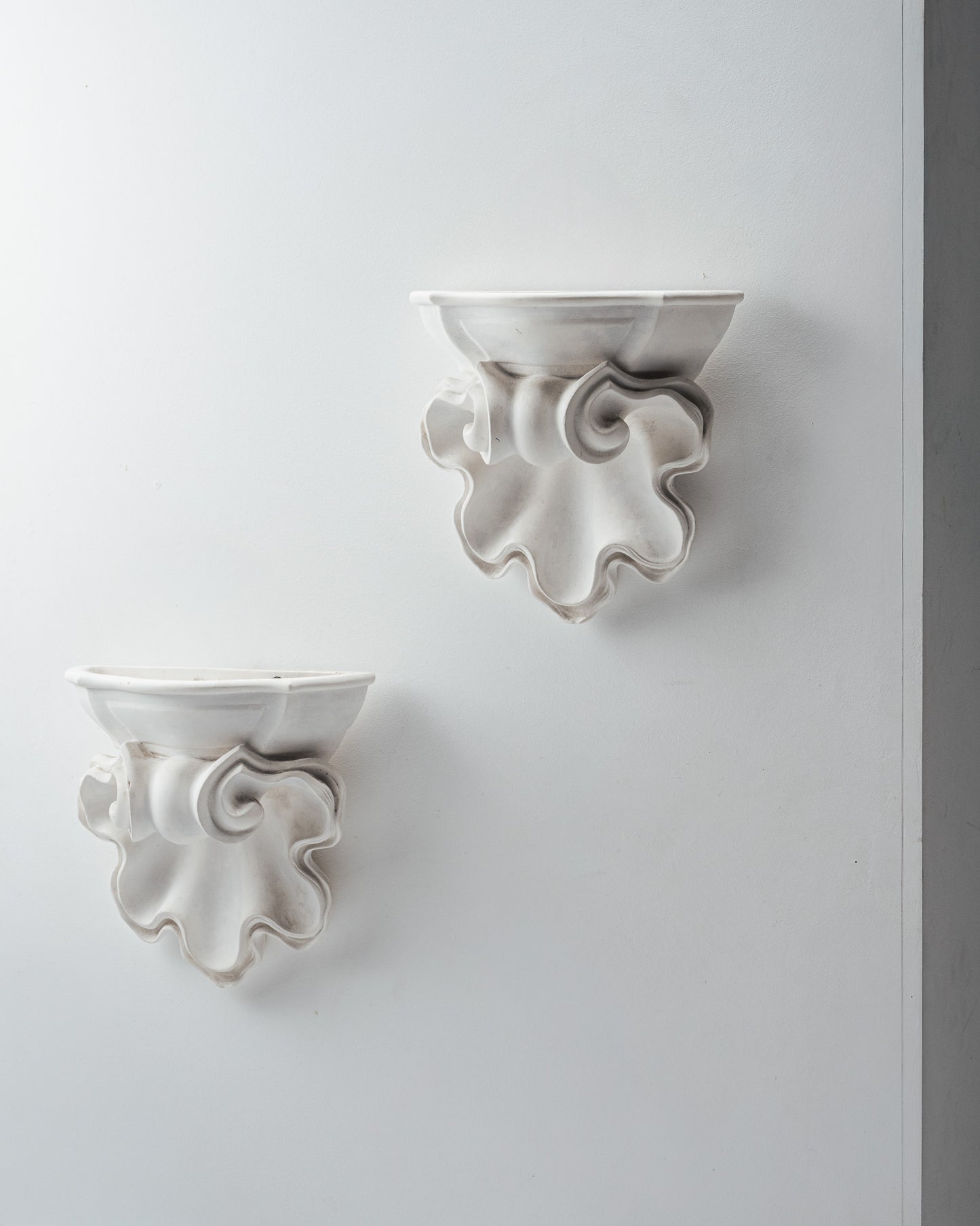 PAIRE D'APPLIQUES COQUILLAGE EN PLÂTRE, 1940s