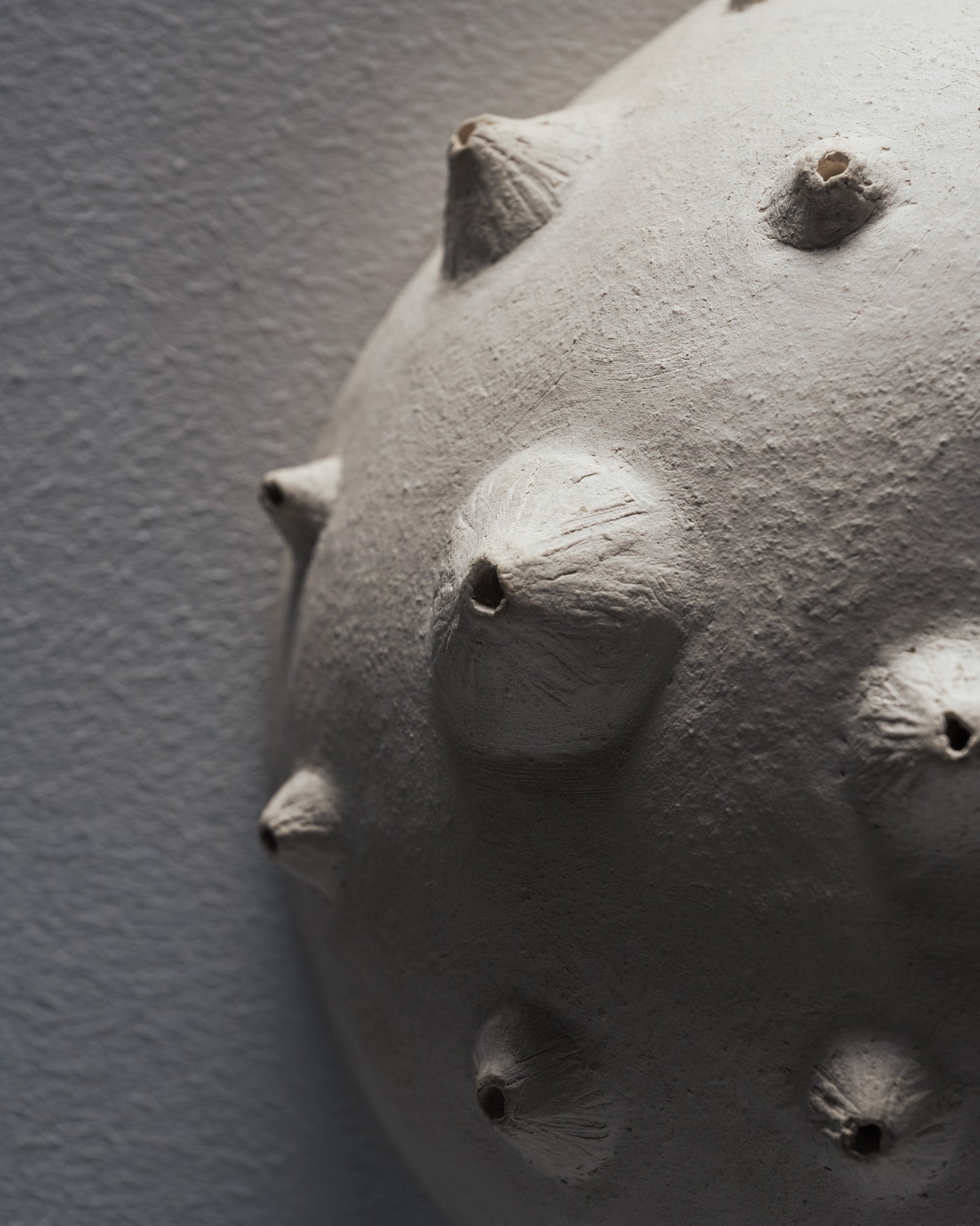 APPLIQUE BALANE EN GRÈS BLANC