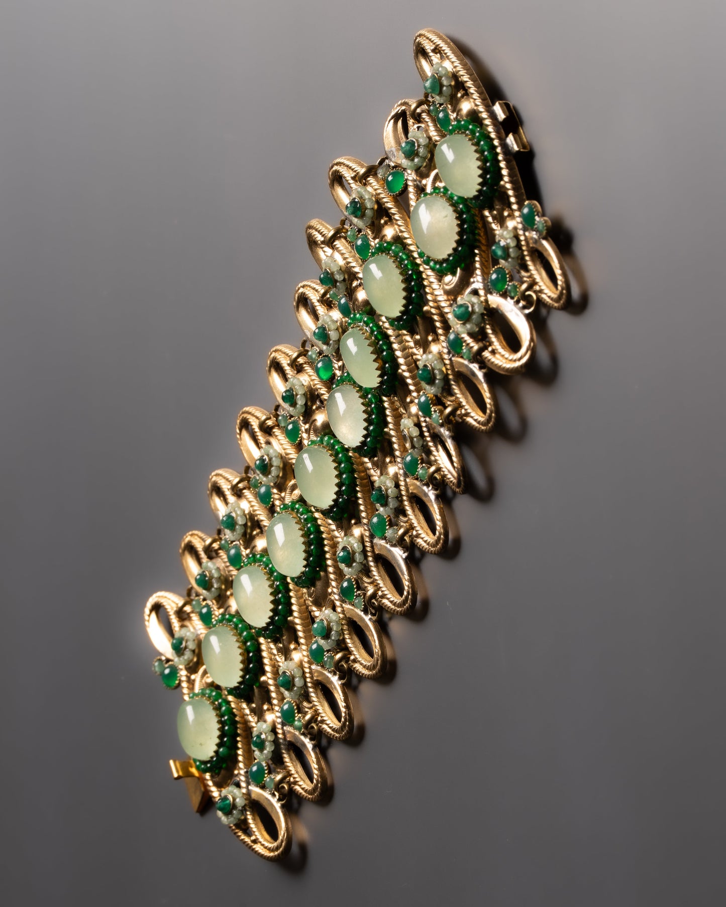 BRACELET EN MÉTAL DORÉ ET PIERRES