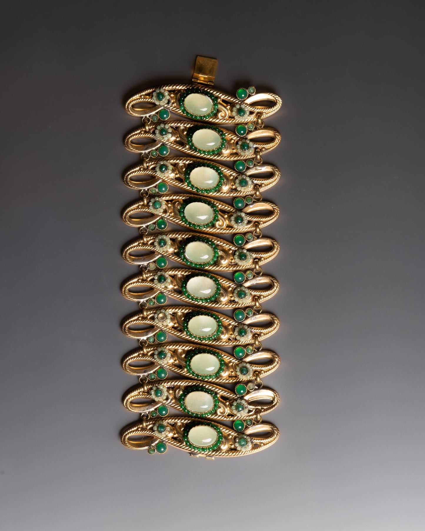 BRACELET EN MÉTAL DORÉ ET PIERRES