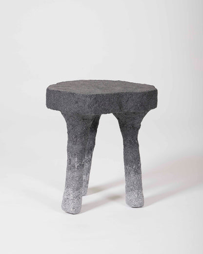 Un tabouret en plâtre et sable gris clair et noir du designer Paul Hardy. En parfait état.