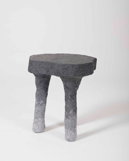 Un tabouret en plâtre et sable gris clair et noir du designer Paul Hardy. En parfait état.