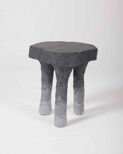 Un tabouret en plâtre et sable gris clair et noir du designer Paul Hardy. En parfait état.