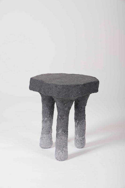 Un tabouret en plâtre et sable gris clair et noir du designer Paul Hardy. En parfait état.