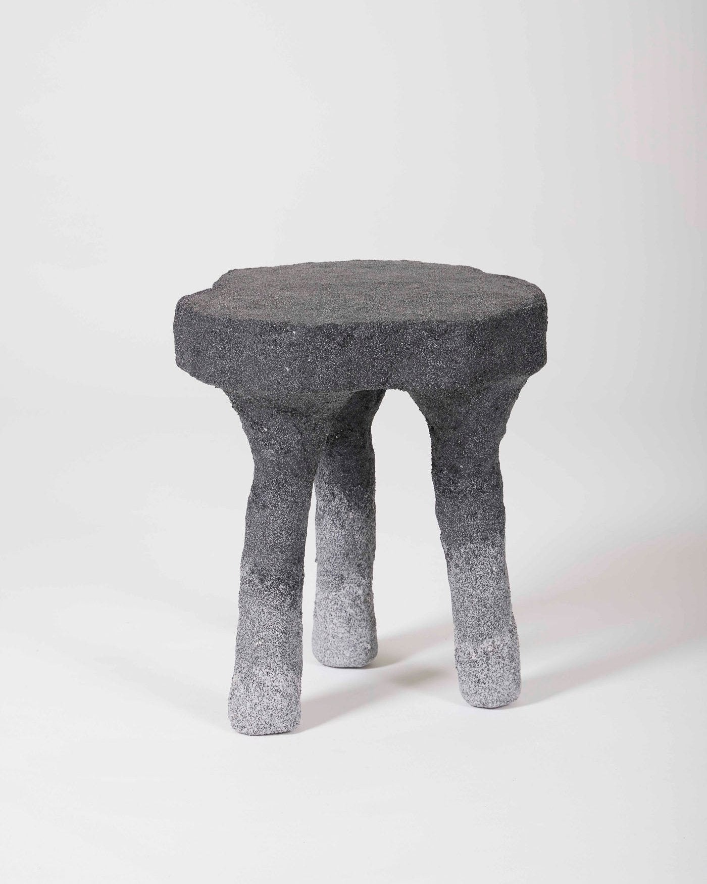 Un tabouret en plâtre et sable gris clair et noir du designer Paul Hardy. En parfait état.