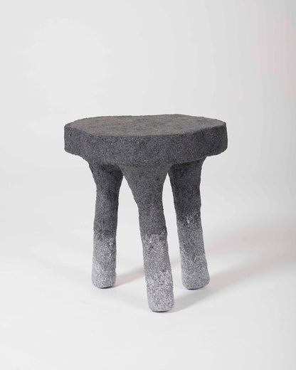 Un tabouret en plâtre et sable gris clair et noir du designer Paul Hardy. En parfait état.