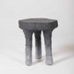 Un tabouret en plâtre et sable gris clair et noir du designer Paul Hardy. En parfait état.