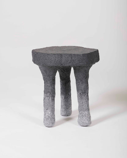 Un tabouret en plâtre et sable gris clair et noir du designer Paul Hardy. En parfait état.