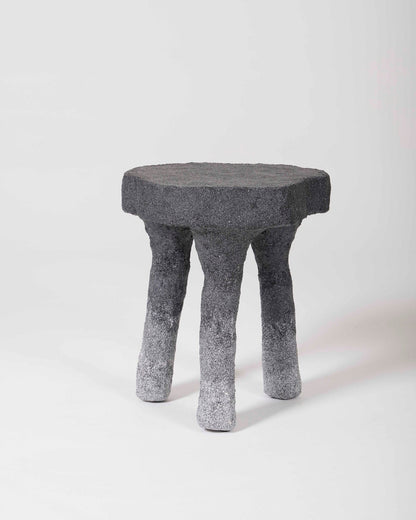 Un tabouret en plâtre et sable gris clair et noir du designer Paul Hardy. En parfait état.