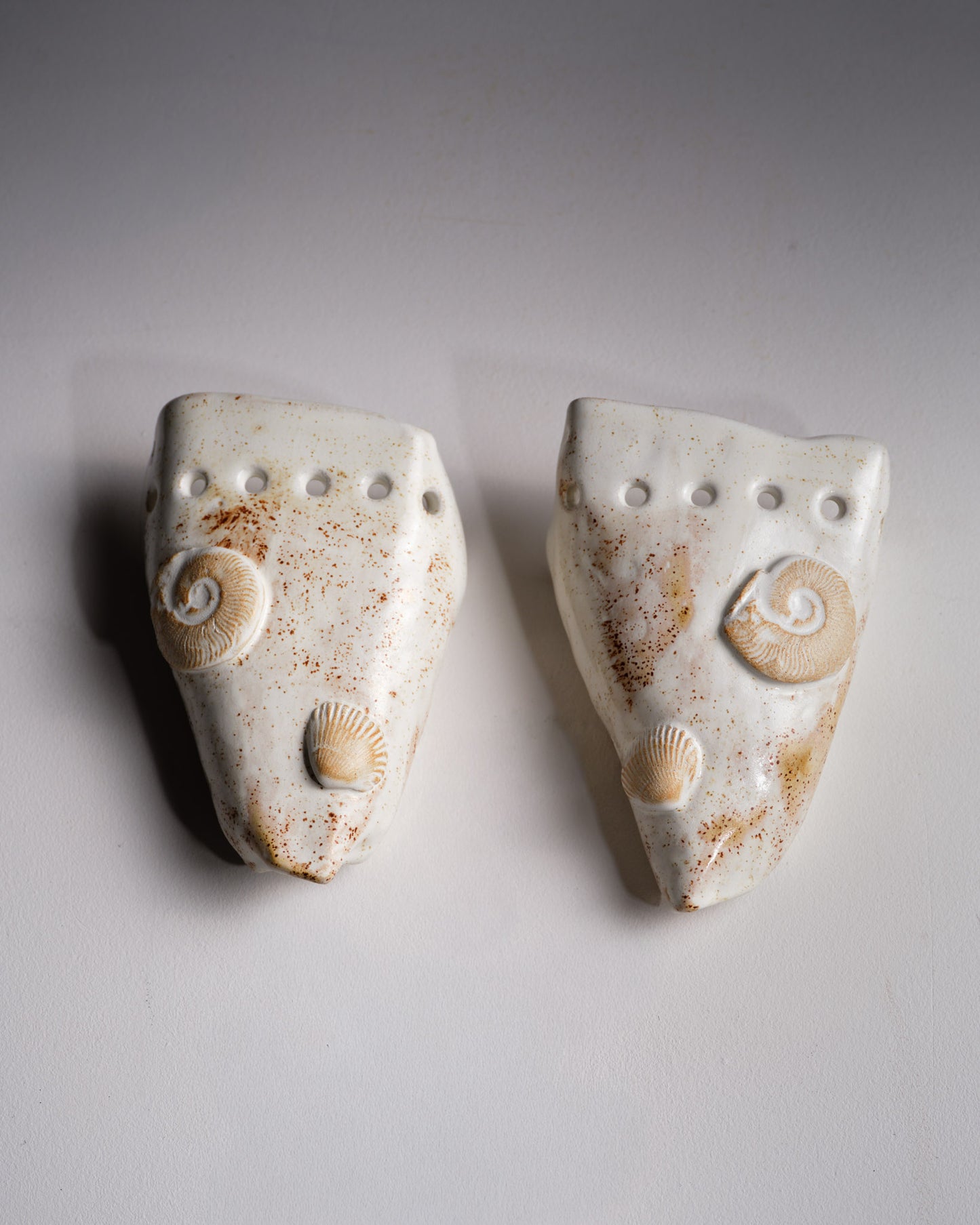 SHELL-SHAPED CERAMIC WALL SCONCE