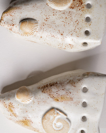 SHELL-SHAPED CERAMIC WALL SCONCE
