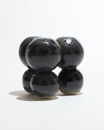 TABOURET AWKWARD EN GRÈS NOIR MÉTALLIQUE