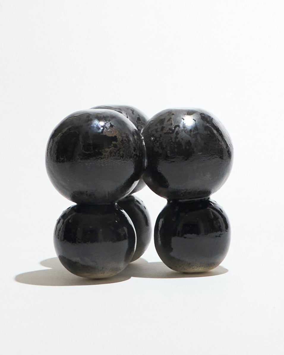 TABOURET AWKWARD EN GRÈS NOIR MÉTALLIQUE