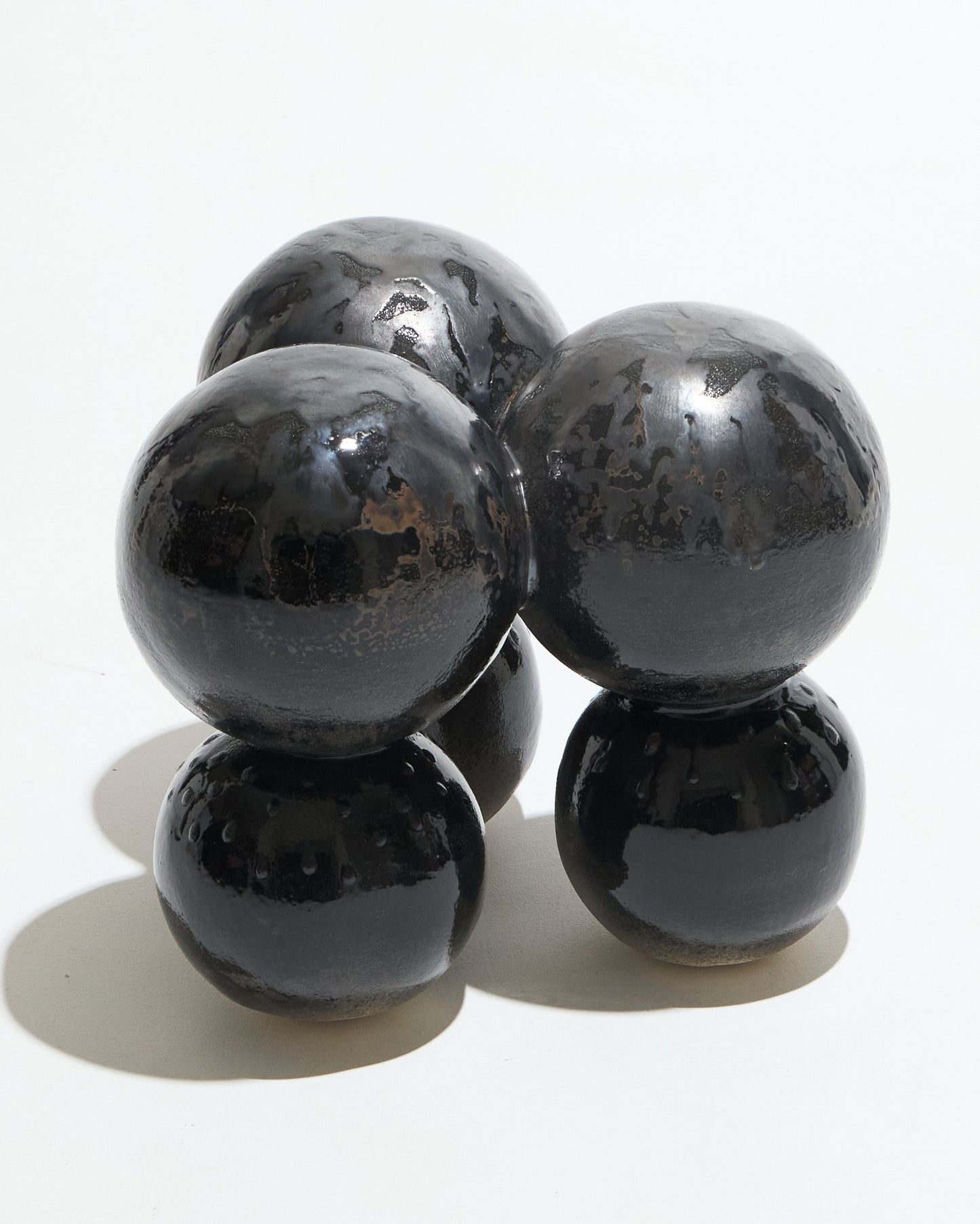 TABOURET AWKWARD EN GRÈS NOIR MÉTALLIQUE