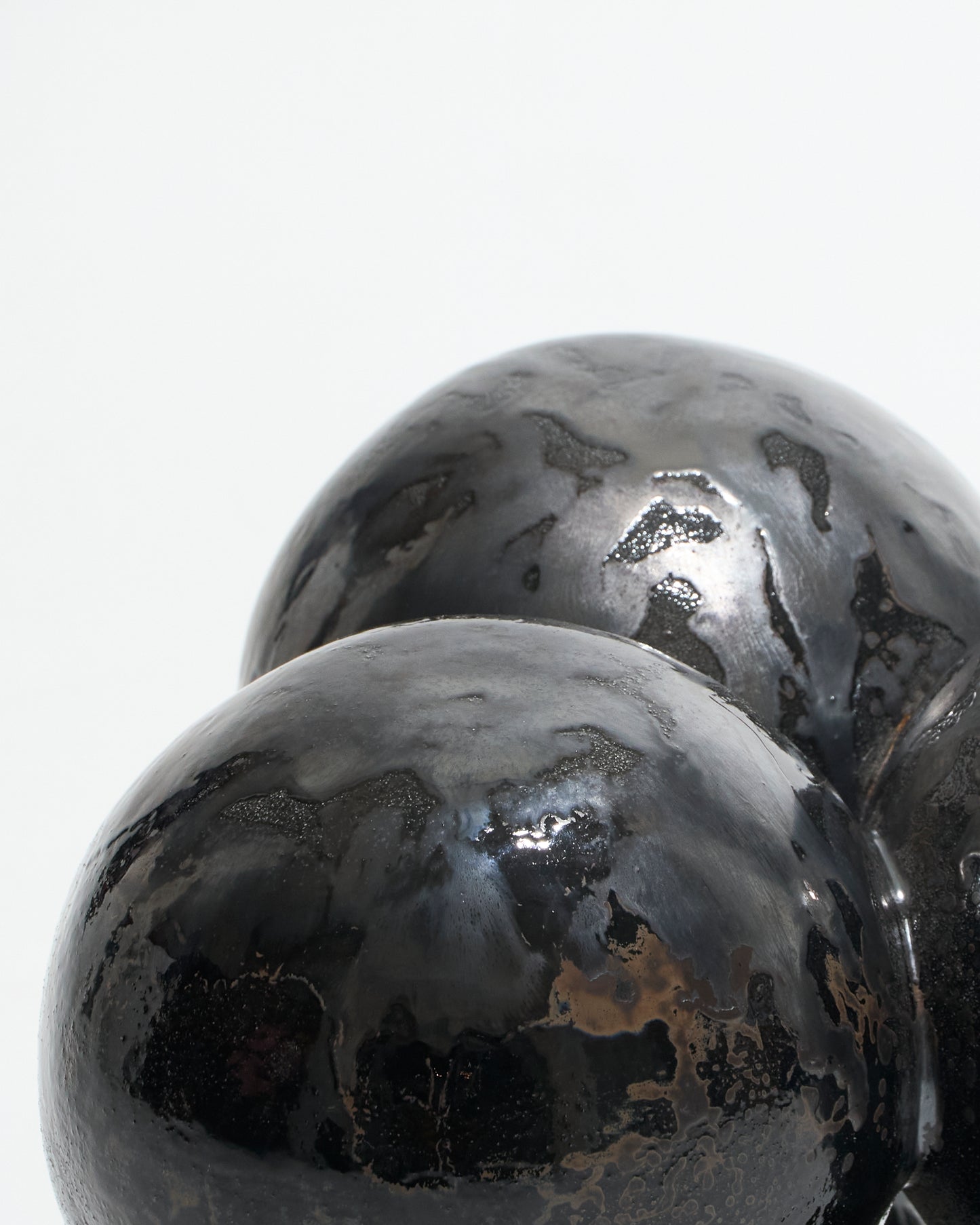 TABOURET AWKWARD EN GRÈS NOIR MÉTALLIQUE