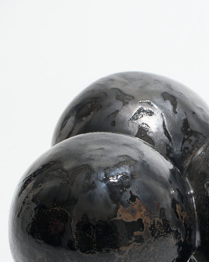 TABOURET AWKWARD EN GRÈS NOIR MÉTALLIQUE