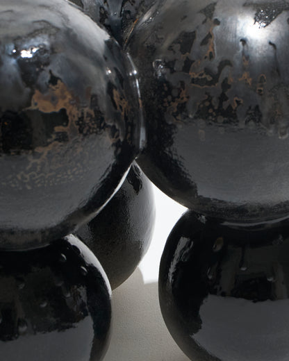 TABOURET AWKWARD EN GRÈS NOIR MÉTALLIQUE