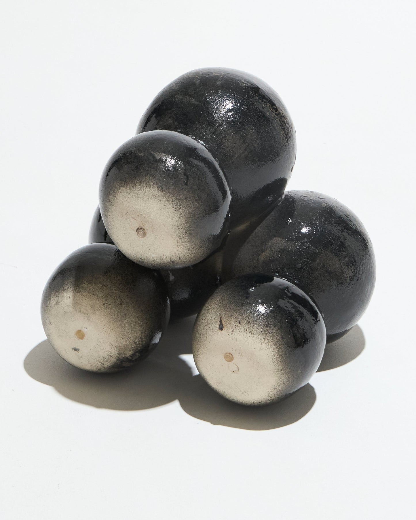 TABOURET AWKWARD EN GRÈS NOIR MÉTALLIQUE