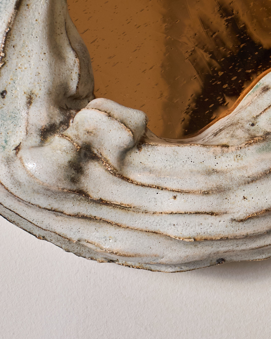 PETIT MIROIR CÉRAMIQUE ET VERRE DORÉ