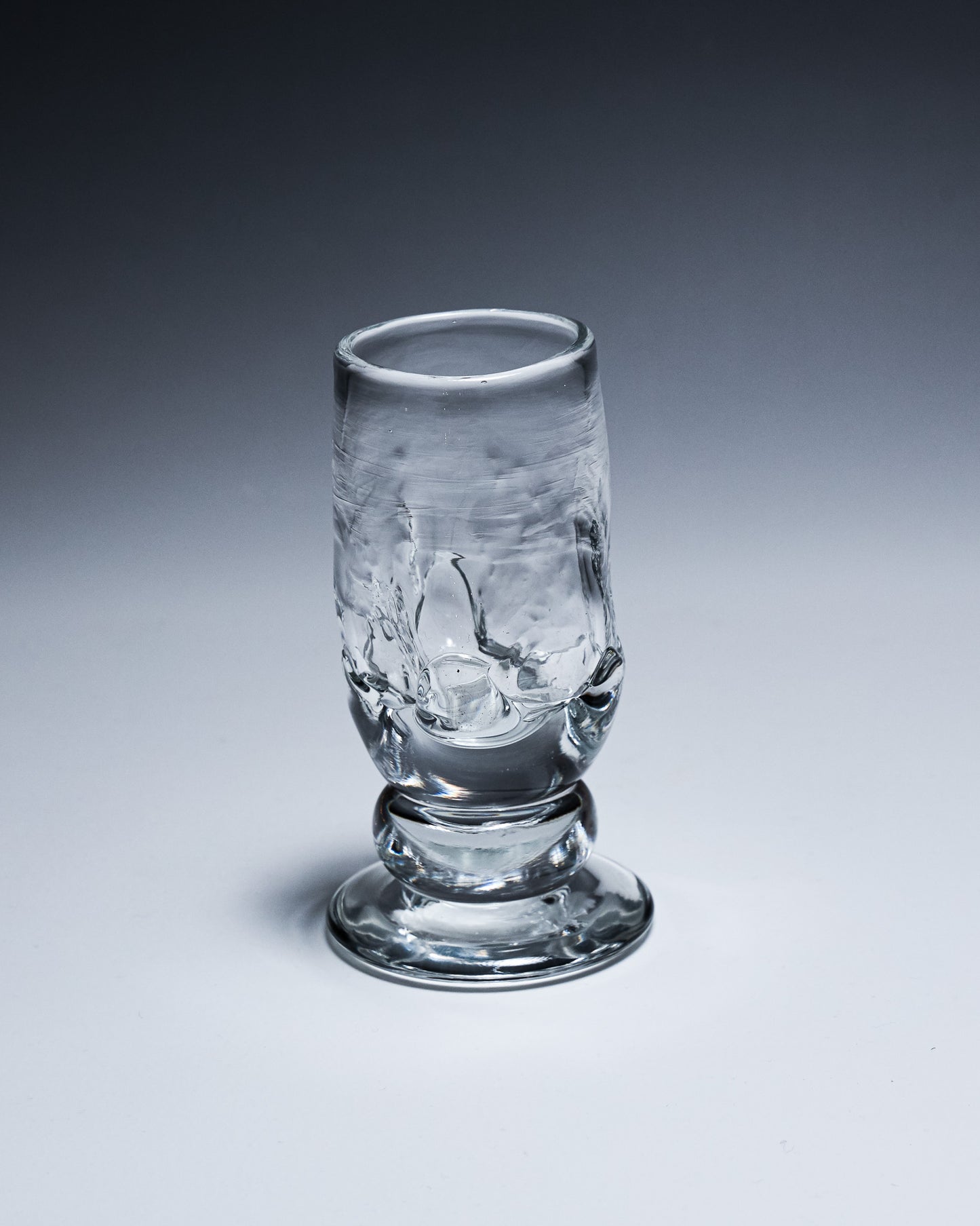 GOBELET À PIED DE FORME LIBRE