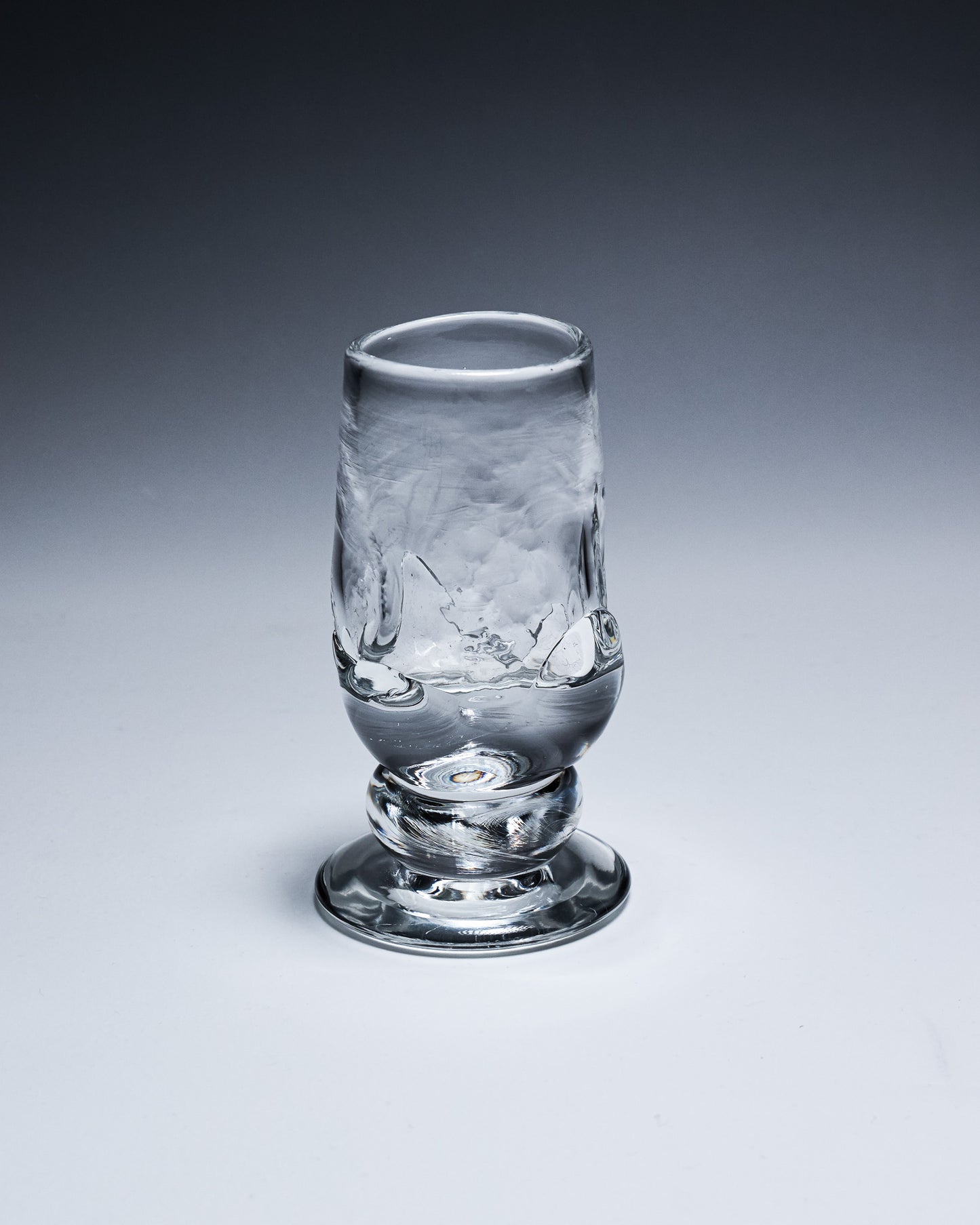 GOBELET À PIED DE FORME LIBRE